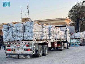 مركز الملك سلمان للإغاثة يواصل دعم النازحين في غزة بقوافل مساعدات ووجبات غذائية