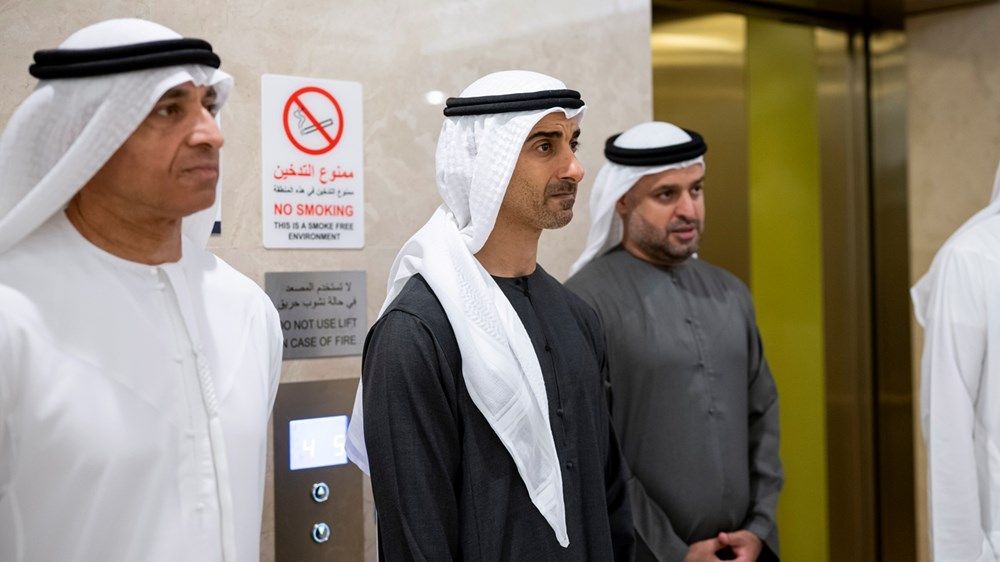 رئيس الدولة يزور عدداً من المصابين الذين يتلقون العلاج في المستشفى