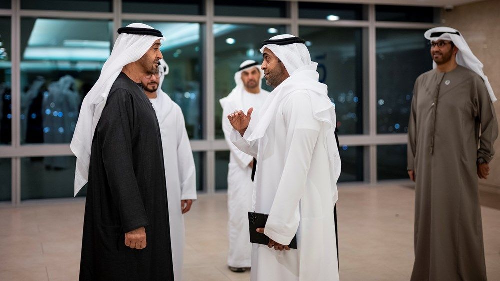 رئيس الدولة يزور عدداً من المصابين الذين يتلقون العلاج في المستشفى