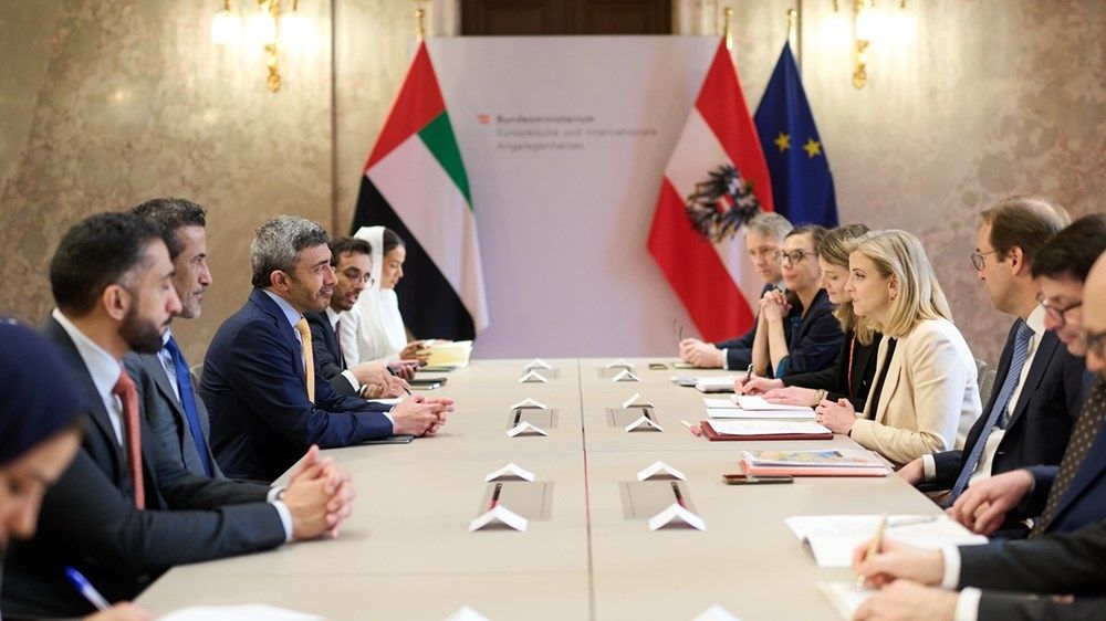 عبدالله بن زايد يلتقي الوزيرة الاتحادية للشؤون الأوروبية والدولية في النمسا