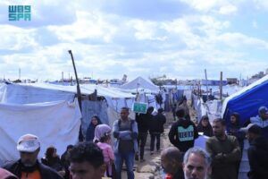 مركز الملك سلمان للإغاثة يوزّع 30 ألف وجبة غذائية في قطاع غزة ضمن الجهود الإنسانية السعودية