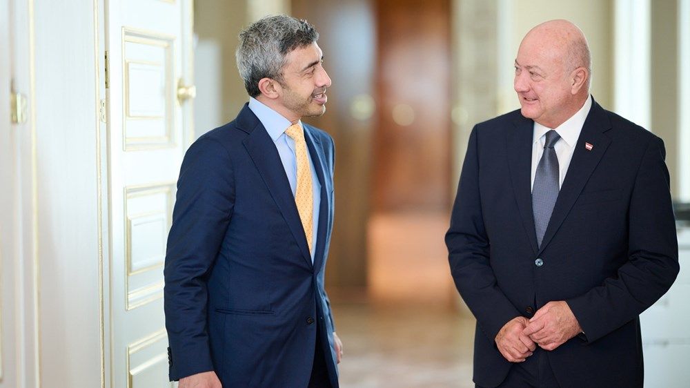 عبدالله بن زايد يلتقي مستشار النمسا في فيينا ويؤكد عمق الشراكة الاستراتيجية بين البلدين