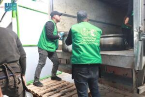 مركز الملك سلمان للإغاثة يواصل دعم النازحين في غزة بقوافل مساعدات ووجبات غذائية