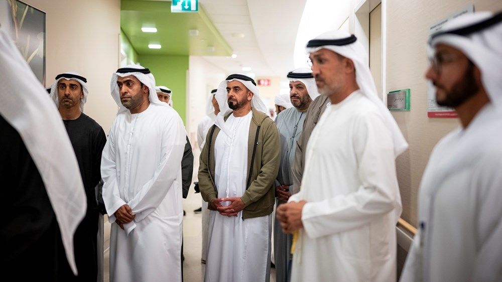 رئيس الدولة يزور عدداً من المصابين الذين يتلقون العلاج في المستشفى