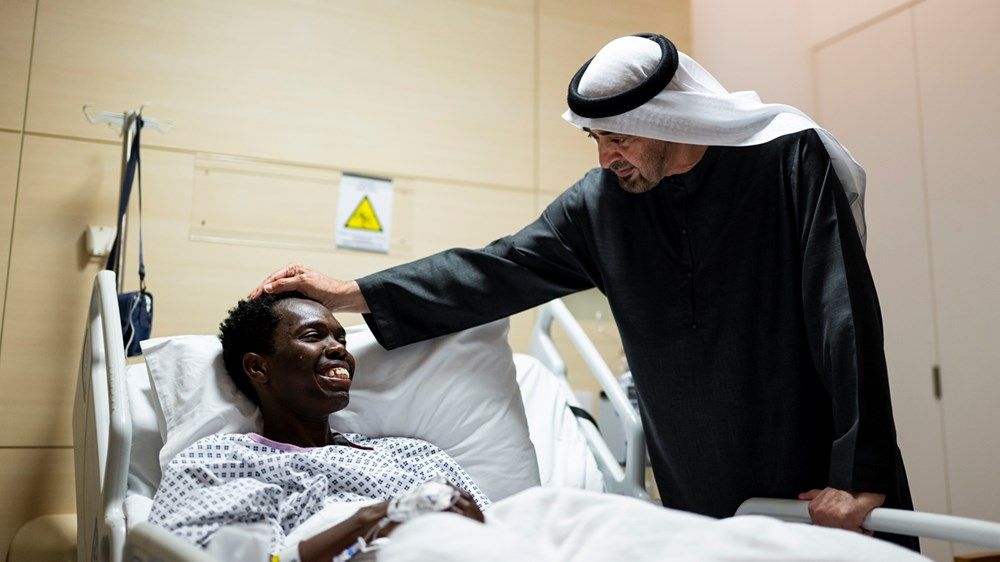 رئيس الدولة يزور عدداً من المصابين الذين يتلقون العلاج في المستشفى