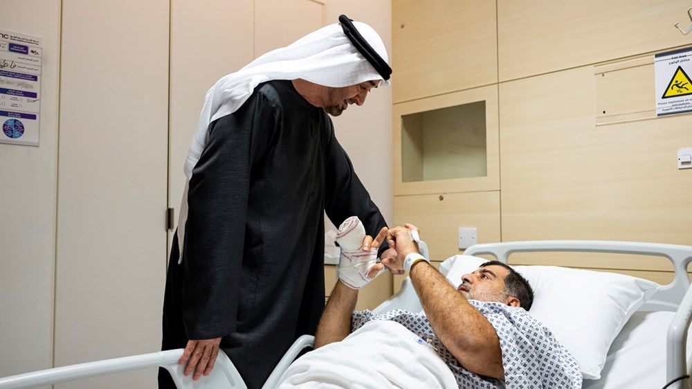 رئيس الدولة يزور عدداً من المصابين الذين يتلقون العلاج في المستشفى