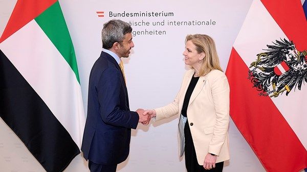 عبدالله بن زايد يلتقي الوزيرة الاتحادية للشؤون الأوروبية والدولية في النمسا