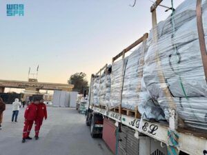 مركز الملك سلمان للإغاثة يواصل دعم النازحين في غزة بقوافل مساعدات ووجبات غذائية