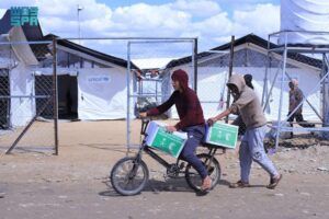 مركز الملك سلمان للإغاثة يوزّع 30 ألف وجبة غذائية في قطاع غزة ضمن الجهود الإنسانية السعودية