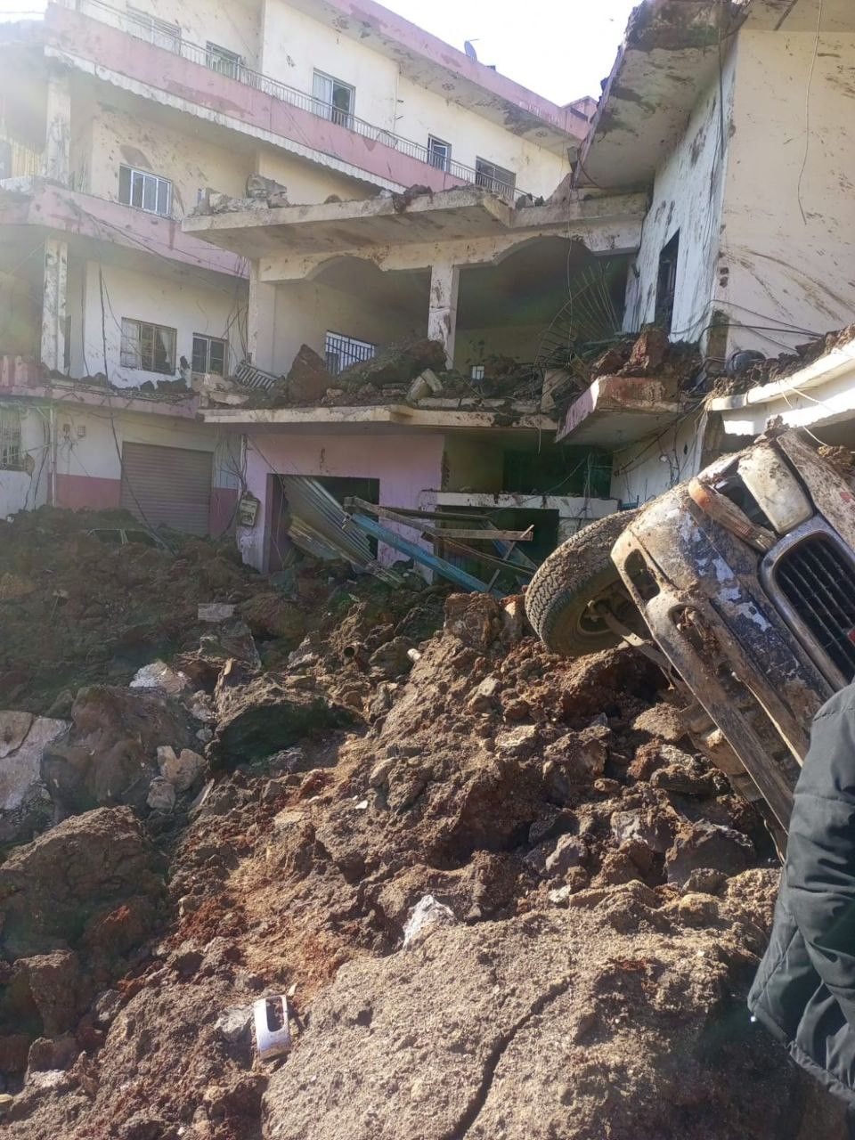 بالفيديو والصور: أحزمة نارية واشتباكات.. تفاصيل محاولة إنزال جوي إسرائيلي شرق لبنان