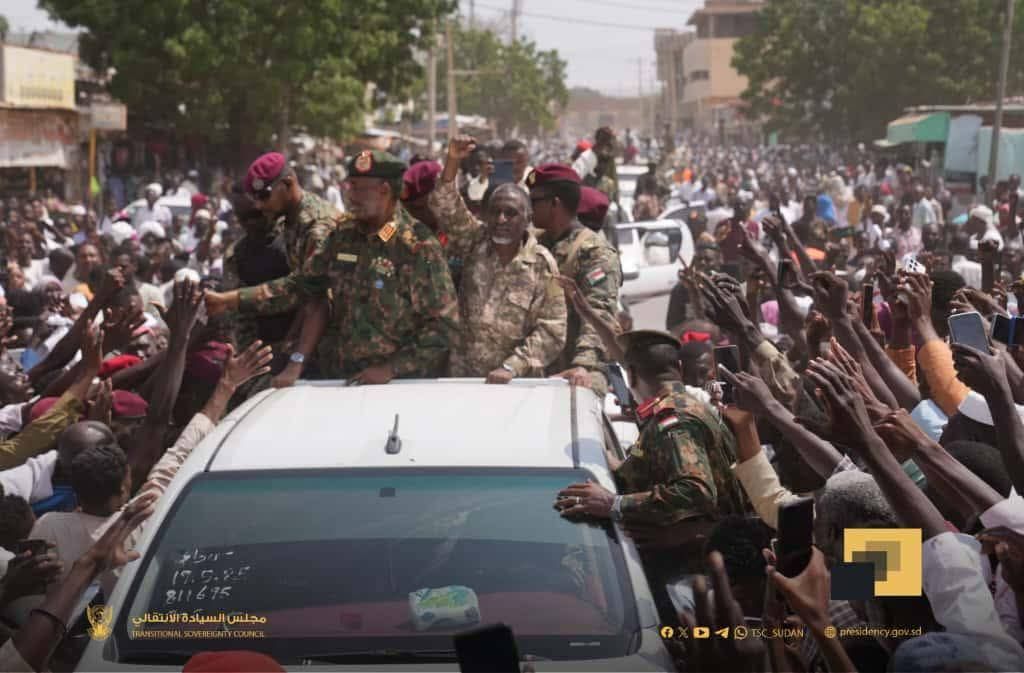 شاهد بالفيديو.. البرهان يتفقد العاصمة الخرطوم في وقت متأخر من الليل وسط إشادة المواطنين على السوشيال ميديا