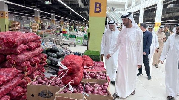 وزير الاقتصاد والسياحة يؤكد وفرة السلع وتراجع الأسعار