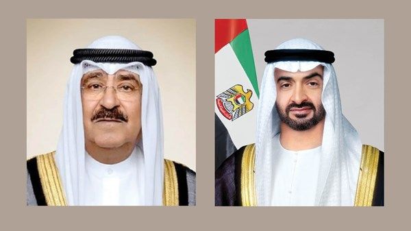 رئيس الدولة يبحث خلال اتصال هاتفي مع أمير الكويت المستجدات الإقليمية