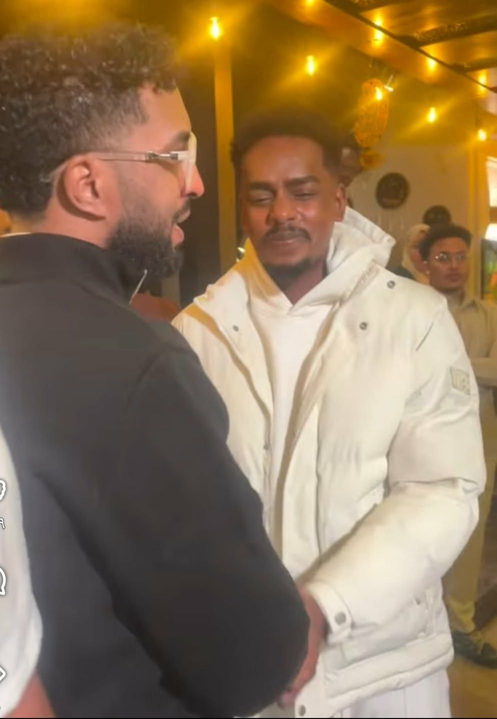 شاهد بالصورة والفيديو.. الفنان شريف الفحيل يزور المطرب محمد بشير بمنزله ويقدم له اعتذار رسمي