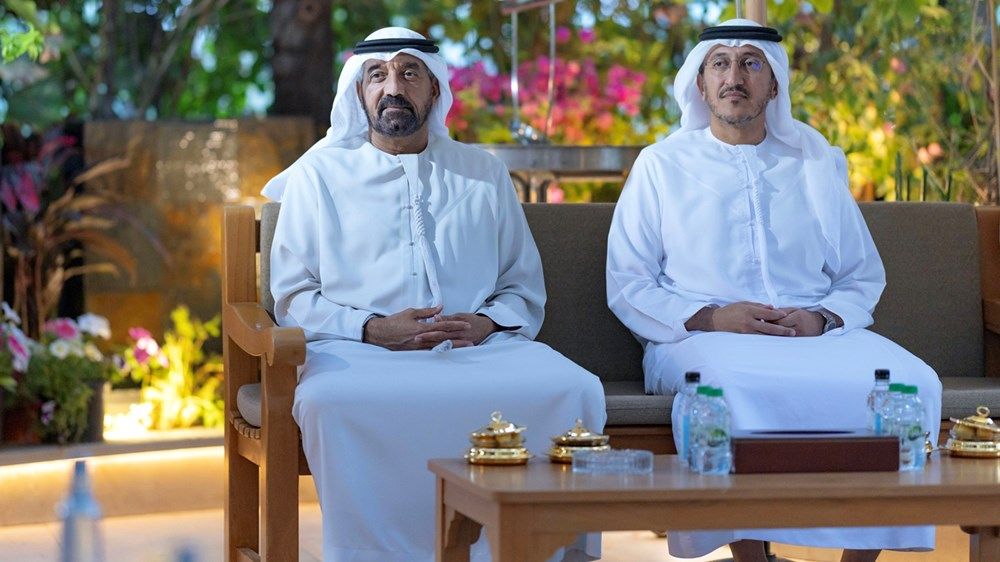 محمد بن راشد يلتقي منصور بن زايد ويبحث معه سبل تعزيز مسيرة التنمية الشاملة في دولة الإمارات