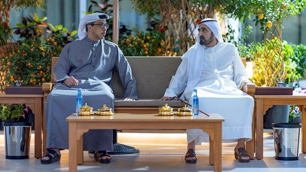 محمد بن راشد يلتقي منصور بن زايد ويبحث معه سبل تعزيز مسيرة التنمية الشاملة في دولة الإمارات