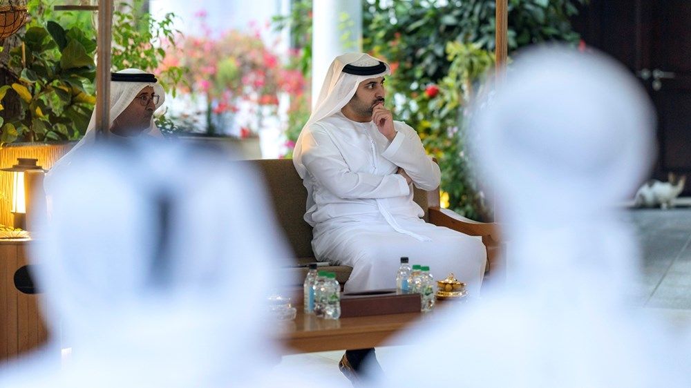 محمد بن راشد يلتقي منصور بن زايد ويبحث معه سبل تعزيز مسيرة التنمية الشاملة في دولة الإمارات