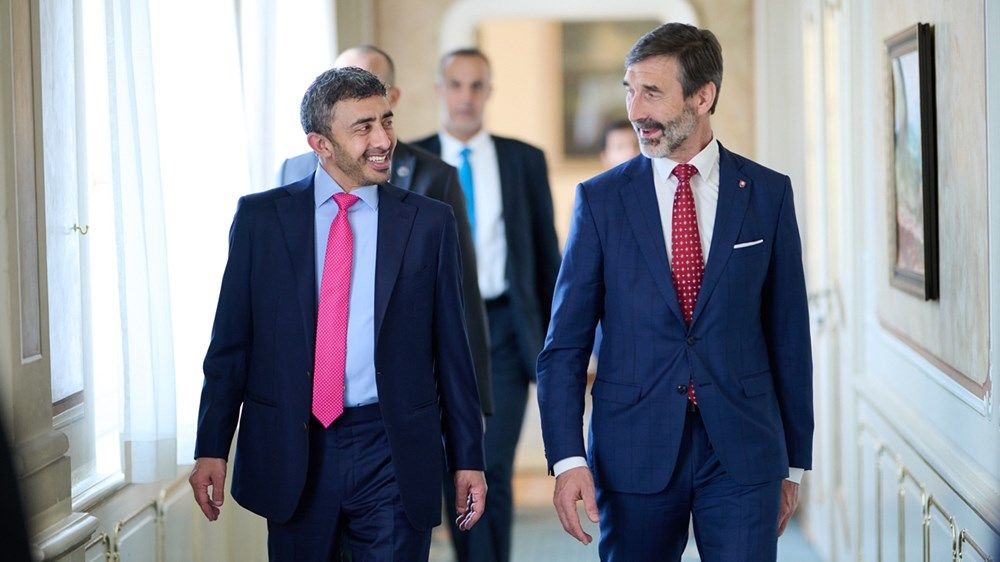 عبدالله بن زايد يلتقي رئيس وزراء سلوفاكيا خلال زيارة عمل إلى براتيسلافا