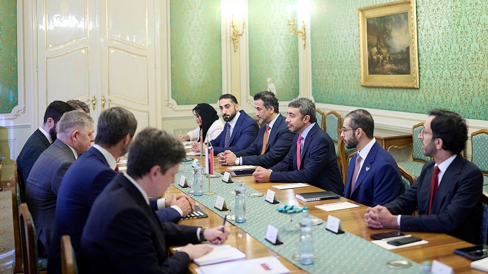 عبدالله بن زايد يلتقي رئيس وزراء سلوفاكيا خلال زيارة عمل إلى براتيسلافا