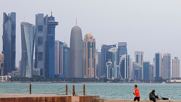 اعتداءات إيرانية سافرة تستهدف مواقع مدنية وبنى تحتية في دول المنطقة