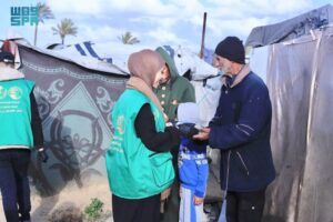 مركز الملك سلمان للإغاثة يوزّع أكثر من 24 ألف وجبة غذائية في قطاع غزة