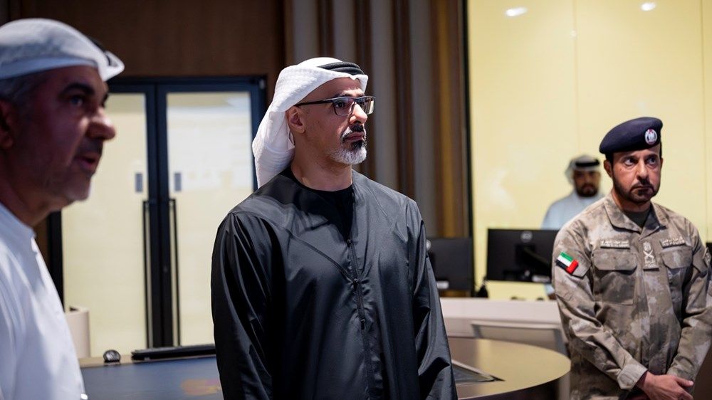 خالد بن محمد بن زايد يتفقد منظومة الجاهزية والاستجابة للطوارئ في مركز قيادة العمليات الطبية الموحدة في أبوظبي