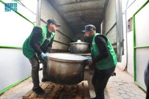 مركز الملك سلمان للإغاثة يوزّع أكثر من 24 ألف وجبة غذائية في قطاع غزة