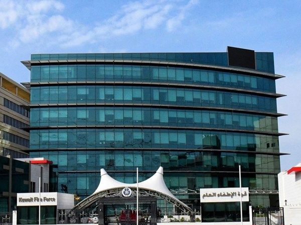 الكويت تسيطر على حريق خزانات وقود المطار دون إصابات