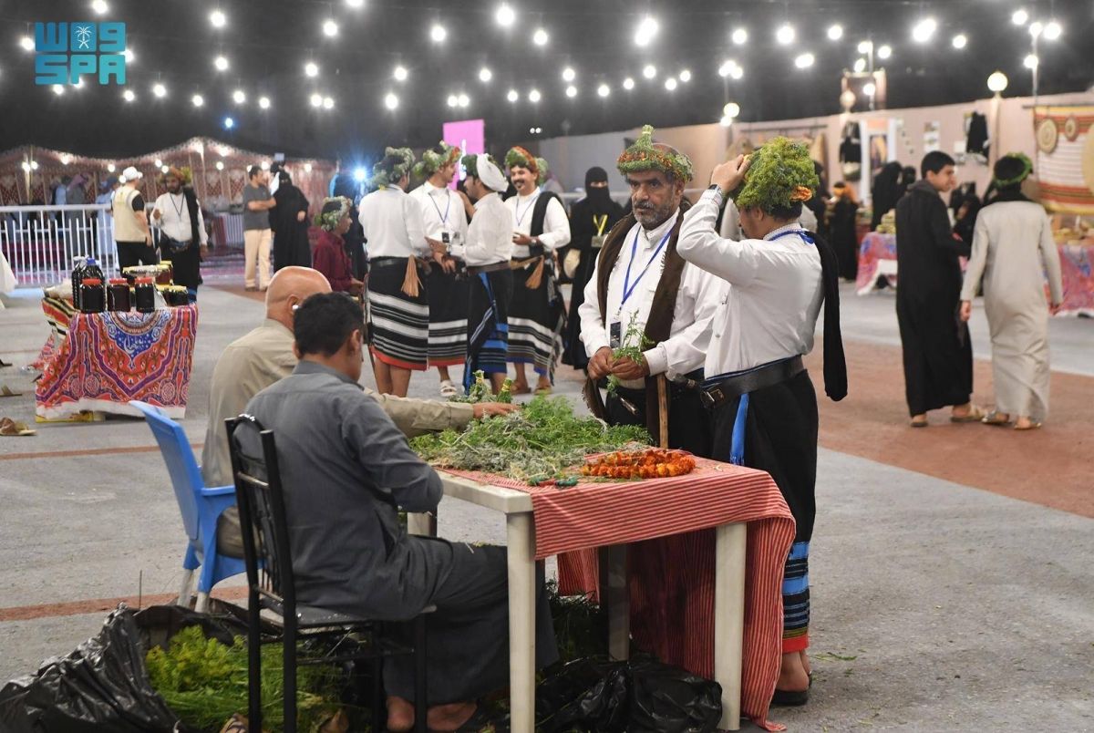 السوق الشعبي الرمضاني في مربة يدعم 
الأسر المنتجة ويعزز الحراك الاقتصادي المحلي