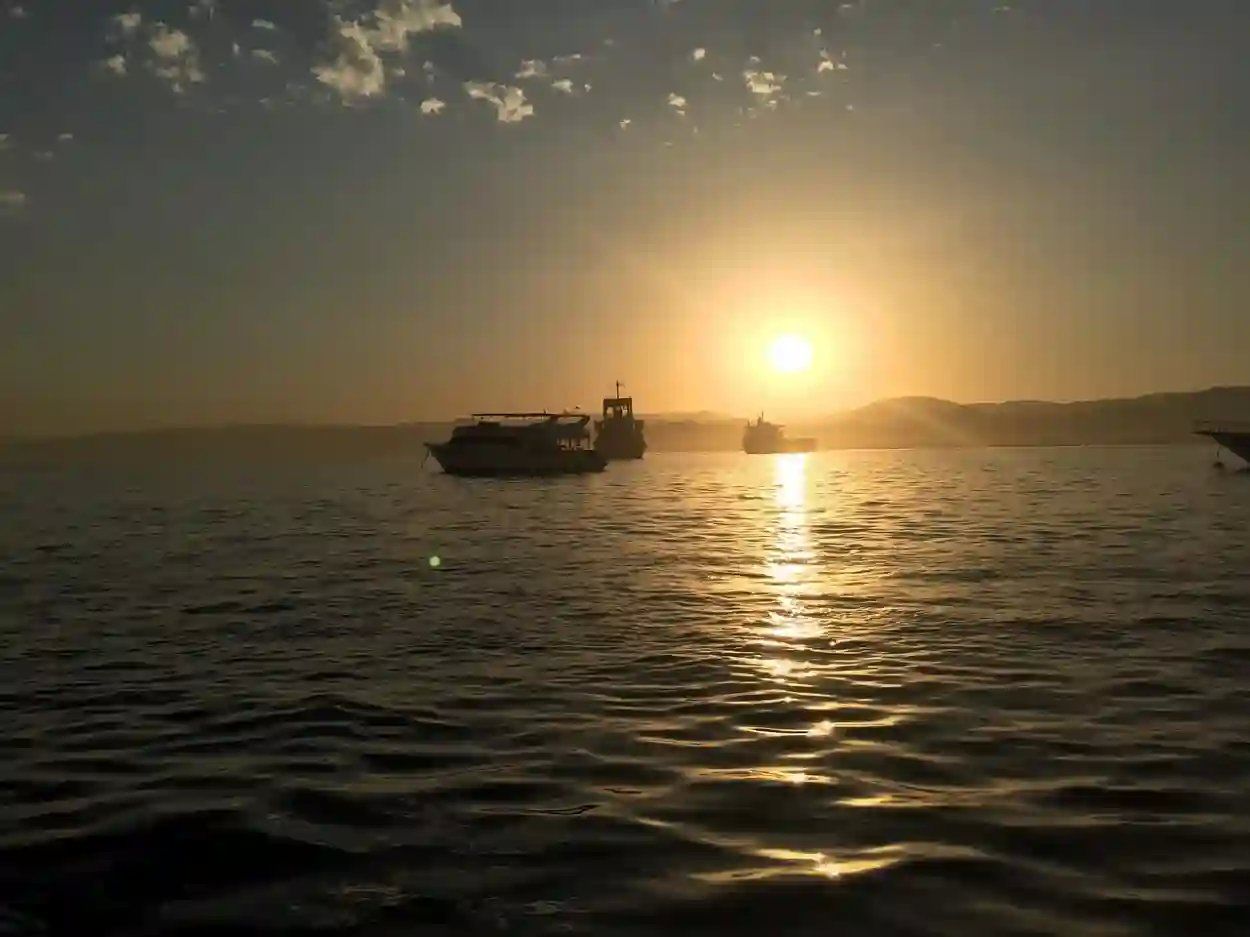 قفزة تاريخية في أسعار النفط إثر تصاعد الصراع وإغلاق مضيق هرمز