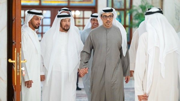 منصور بن زايد يحضر مأدبة إفطار أقامها محمد بن بطي آل حامد