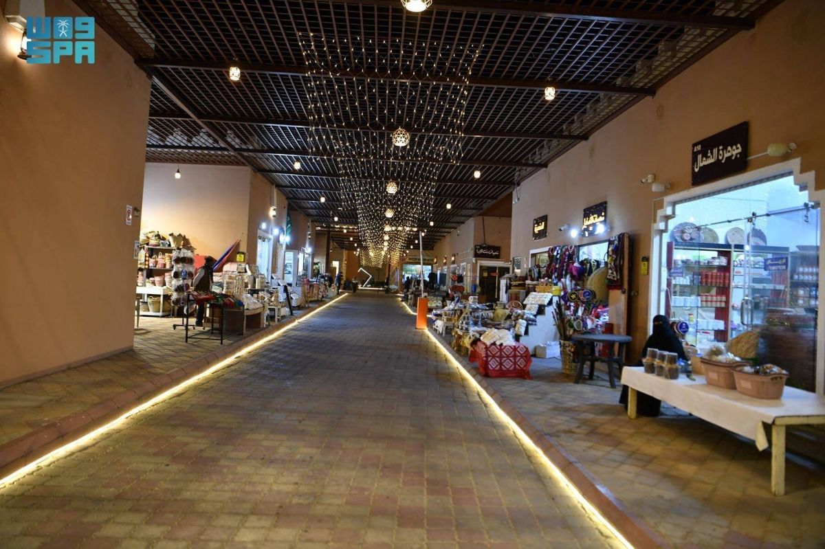 السوق الشعبي بحائل يتوشح بالفوانيس ويستقبل الزوار بأجواء رمضان