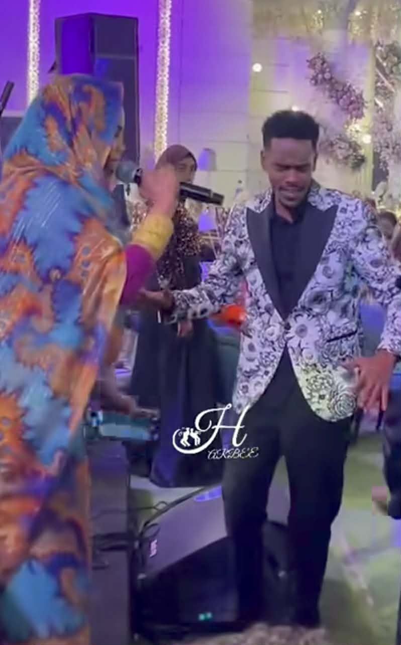 شاهد بالصورة والفيديو.. وصلة رقص مثيرة بين الفنان شريف الفحيل والمطربة آسيا بنة في حفل زواج سوداني بالقاهرة