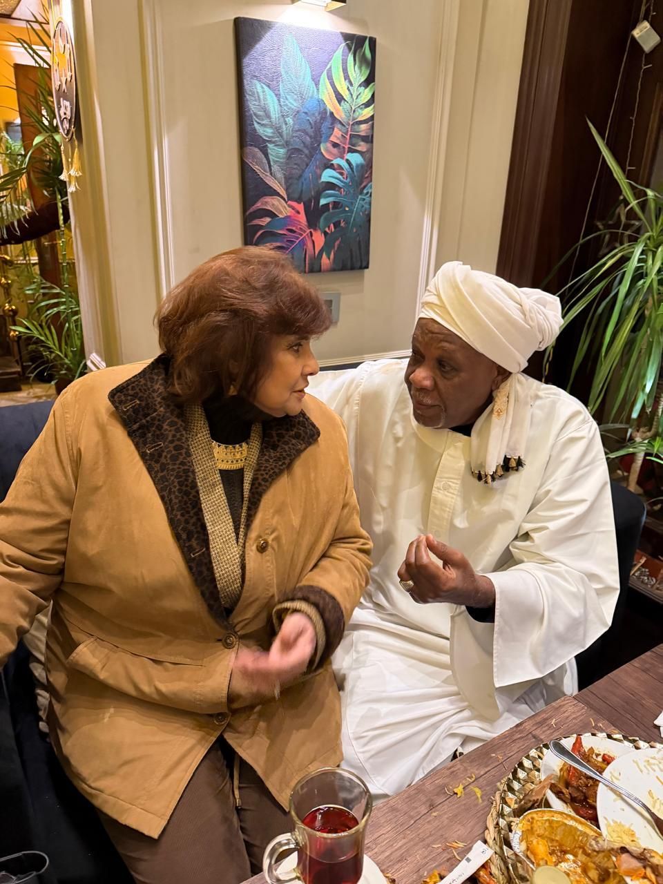 شاهد بالصورة.. لقطة من نقاش سياسي رياضي بين المعلق السوداني الرشيد بدوي عبيد والصحفية المصرية أماني الطويل تثير اهتمام الجمهور