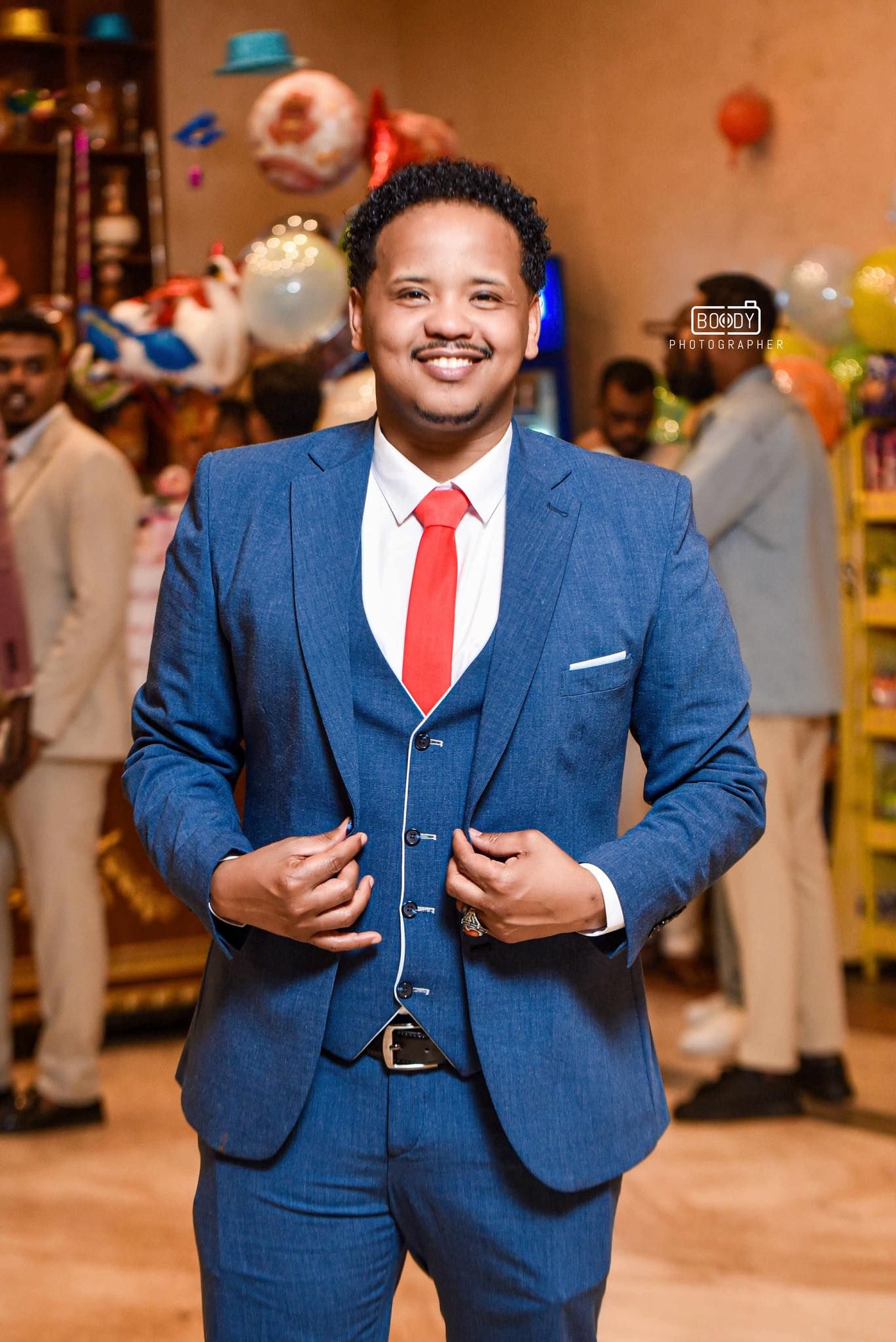 شاهد بالفيديو.. المطرب السوداني المثير للجدل عبد الخالق الدولي: (وضعي المادي ممتاز شديد و”الشدادين” هم السبب في الشائعة التي تلاحقني)