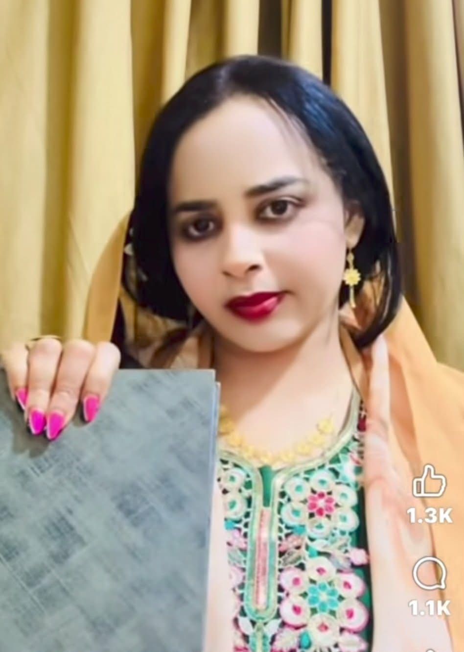 شاهد بالفيديو.. ناشطة سودانية تطالب النساء السودانيات بالرقص لأزواجهن: (قومي أرقصي له وأجعلي البيت سعيدا والرقص يجعل الرُكب نشيطة)