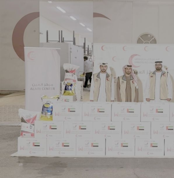 «الهلال الأحمر» بالعين يتسلّم 2000 طرد غذائي من مركز سهيل بن عويضة الخييلي