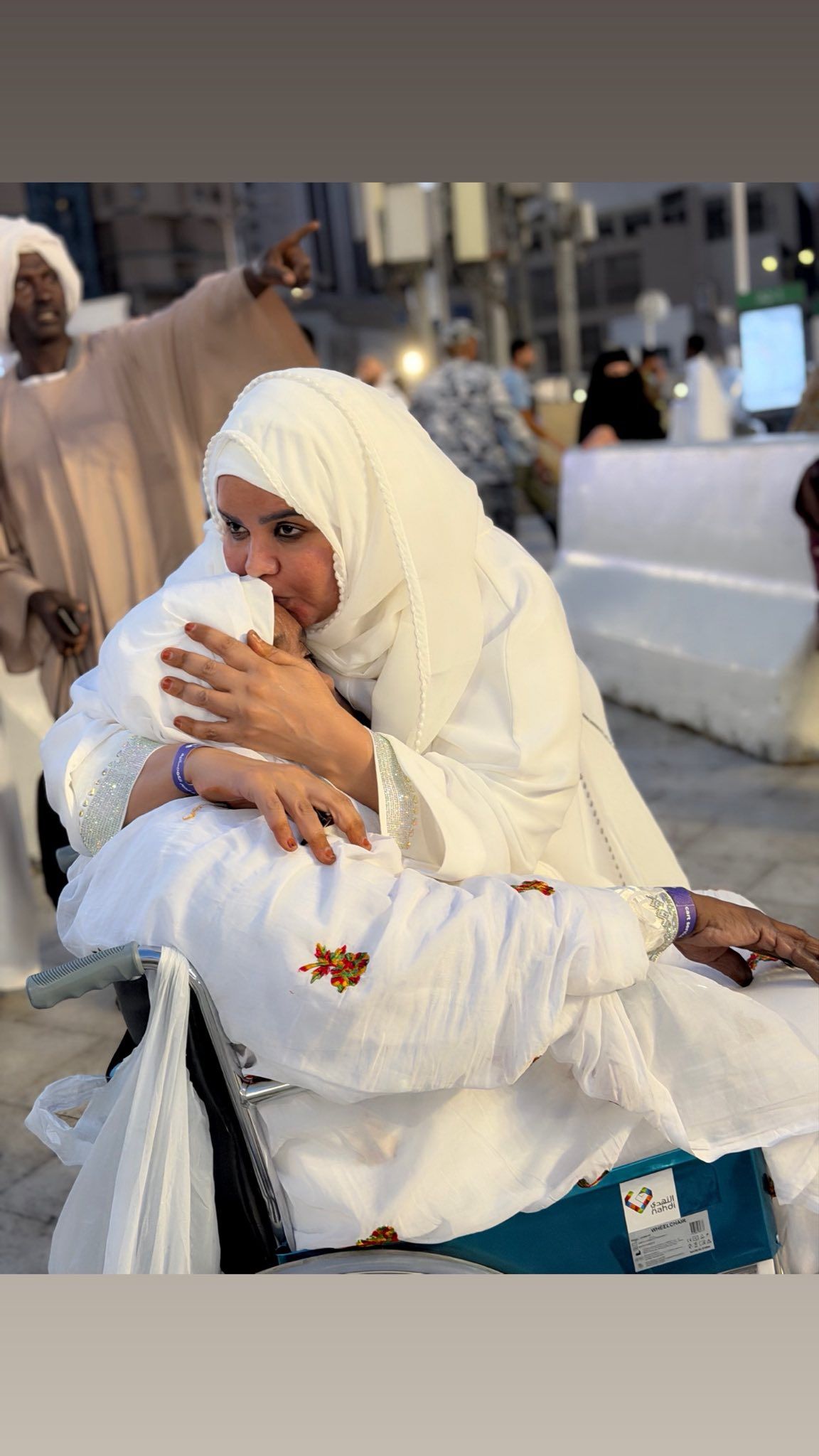 شاهد بالصور.. الفنانة ندى القلعة تخطف الأضواء من الأراضي المقدسة بعد أدائها “عمرة” رمضان وجمهورها يطلب منها الدعاء للسودان