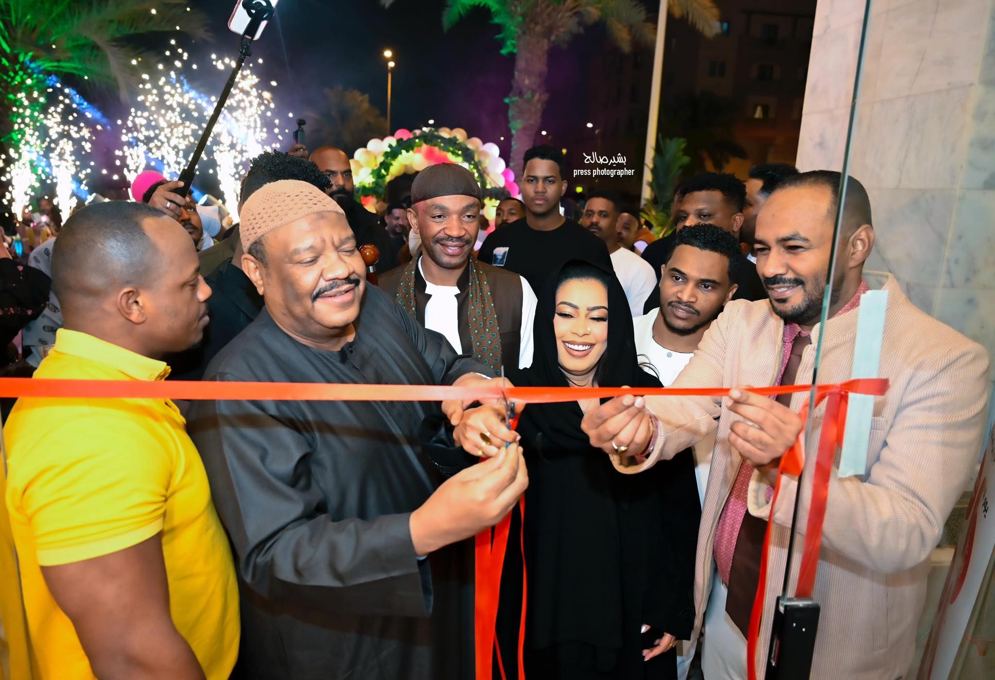 بالصور والفيديو.. شاهد احتفال الفنانة إيمان الشريف بافتتاح مطعمها بالسعودية في حضور طليقها والبربري