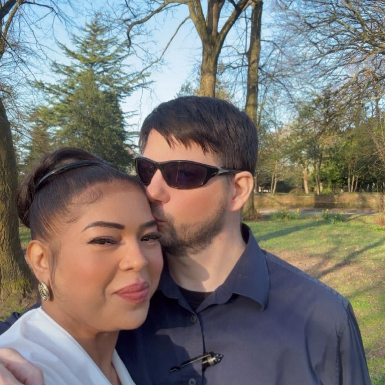 شاهد بالفيديو.. التيكتوكر السودانية “مي” تحكي كواليس زواجها من “خواجة”: (تزوجنا بعد أيام من إسلامه وأولادي كانوا الشهود في العقد)