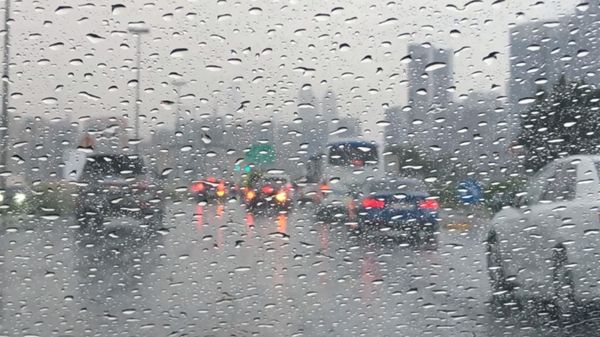 هطول أمطار الخير على أبوظبي