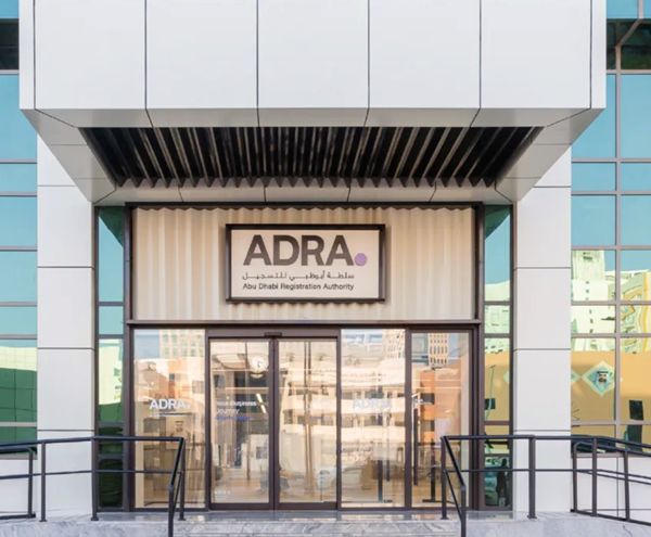 "سلطة أبوظبي للتسجيل" تواصل جهودها في تعزيز استقرار الأسواق وضمان حماية المستهلك