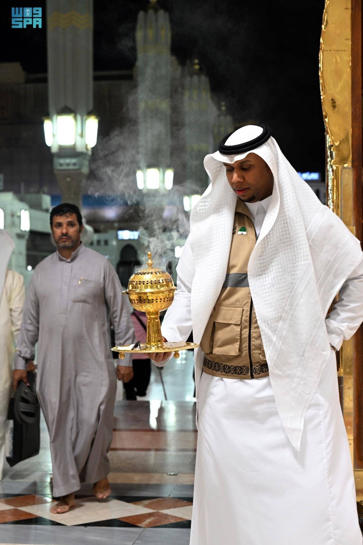 تطييب المصلين والزوار في المسجد النبوي بأجود أنواع الطيب والبخور