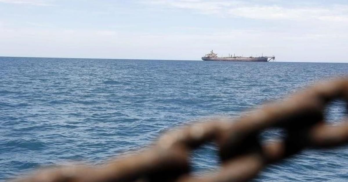 أضرار بسفينة حاويات إثر إصابتها بمقذوف قبالة الإمارات