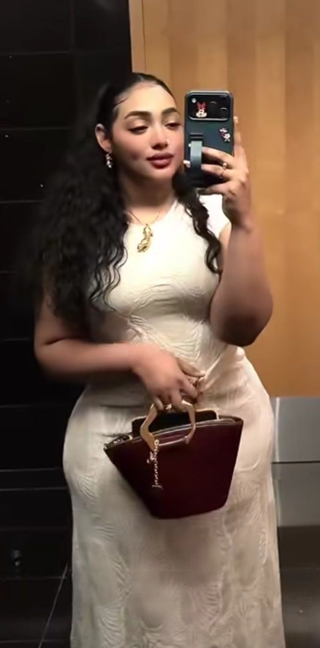 شاهد بالصورة والفيديو.. المودل السودانية هديل إسماعيل تعود لإثارة الجدل وتستعرض جمالها بفستان فاضح