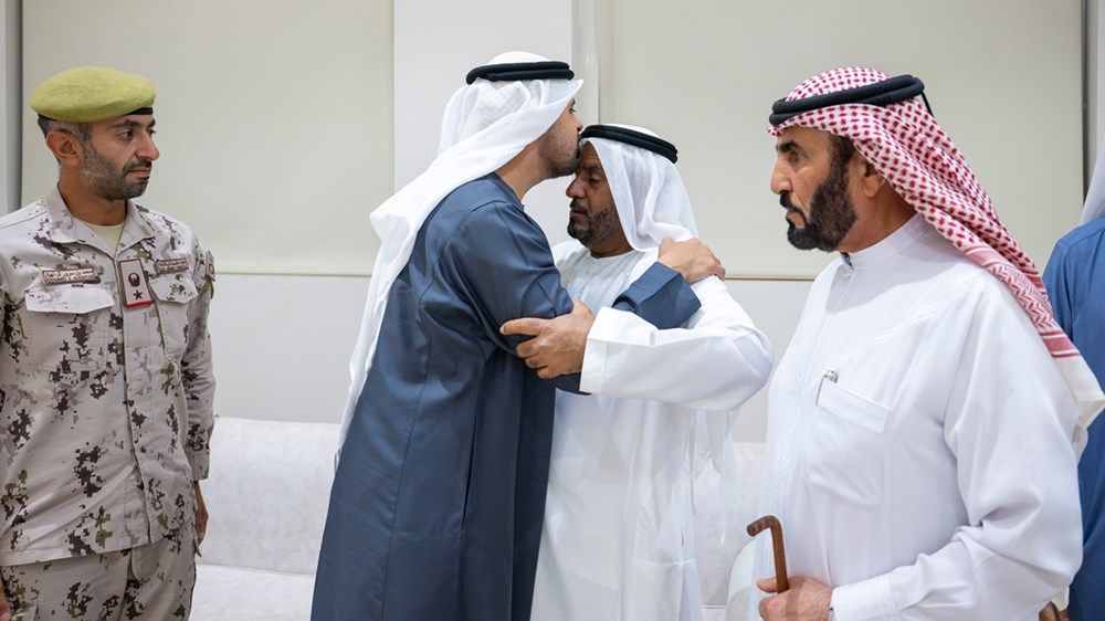 ذياب بن محمد بن زايد يقدِّم واجب العزاء في شهيد الوطن والواجب علي الطنيجي