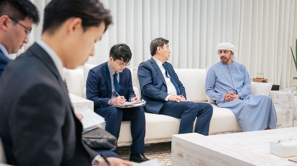 عبدالله بن زايد يلتقي المبعوث الخاص للحكومة الصينية لشؤون الشرق الأوسط