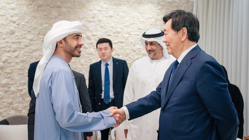 عبدالله بن زايد يلتقي المبعوث الخاص للحكومة الصينية لشؤون الشرق الأوسط
