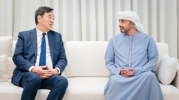 عبدالله بن زايد يلتقي المبعوث الخاص للحكومة الصينية لشؤون الشرق الأوسط