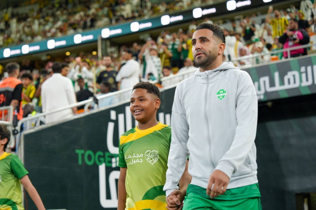 "مجتمع جميل السعودية" تنظم مرافقة الأطفال الأيتام للاعبي "ديربي" الاتحاد والأهلي في مبادرة اجتماعية